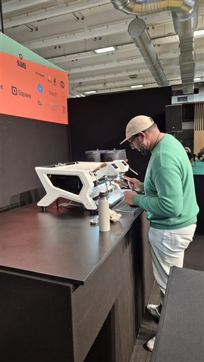 Barista à l'œuvre sur une machine Wendougee